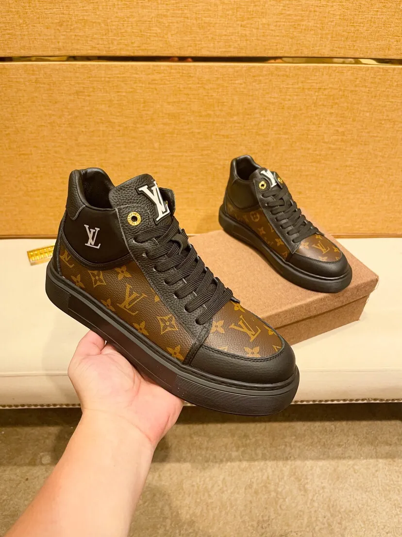 Factory price 460 [LV] Louis Vuitton's latest high-top casual Korean-style men's shoes, brand new autumn and winter design, perfect workmanship, cabinet quality, upper: cowhide material, leather lining; soft and comfortable, rubber outsole super light, wear-resistant, simple, versatile fashion men's shoes, color optional, size 38--44
